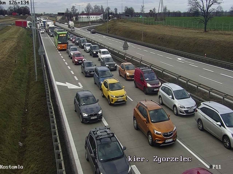 A4 zablokowana w Kostomłotach. Zderzyły się tam dwa samochody [AKTUALIZACJA] - GDDKiA