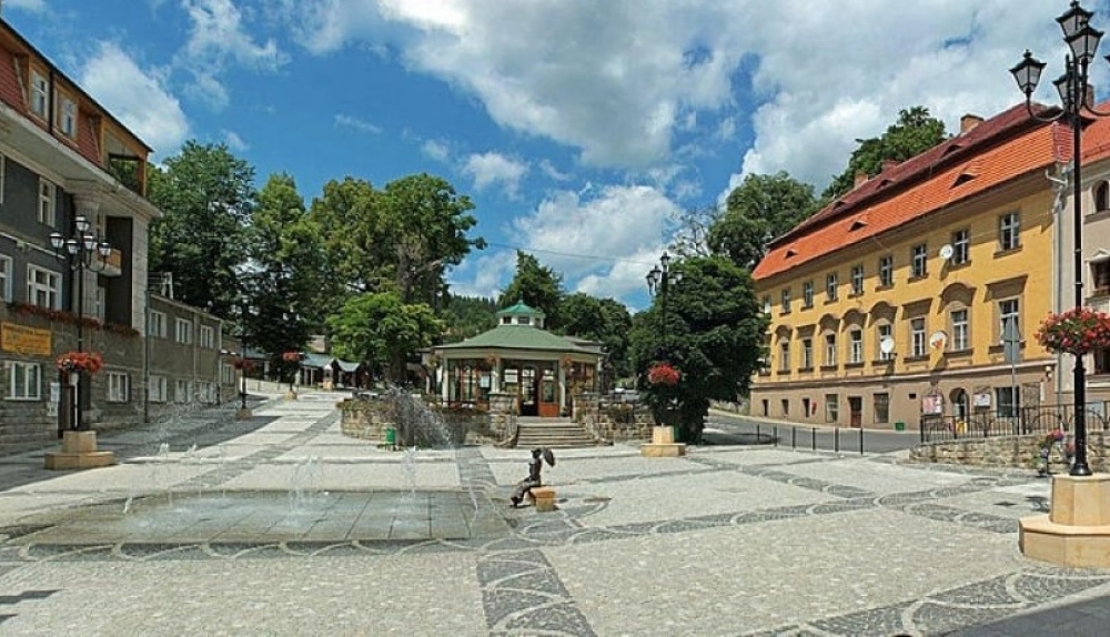 Nie będzie strzelania fajerwerkami, tylko bajkowo oświetlony park zdrojowy - fot. archiwum Radia Wrocław