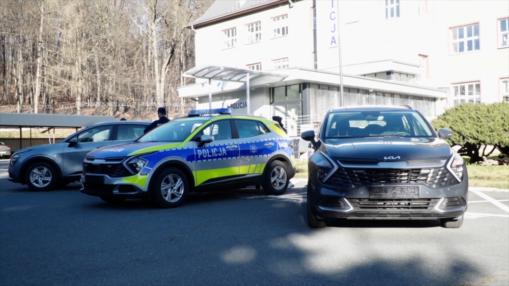 Karkonoscy policjanci z nowymi samochodami  - fot: Gabriela Stefanowicz