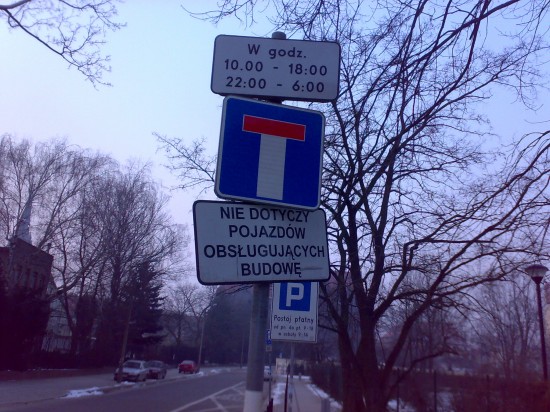 Niespójne oznakowanie - Fot. prw.pl