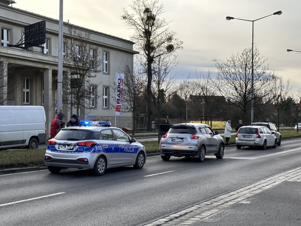 Uwaga, kierowcy! Kolizja na al. Karkonoskiej - fot. Słuchacz