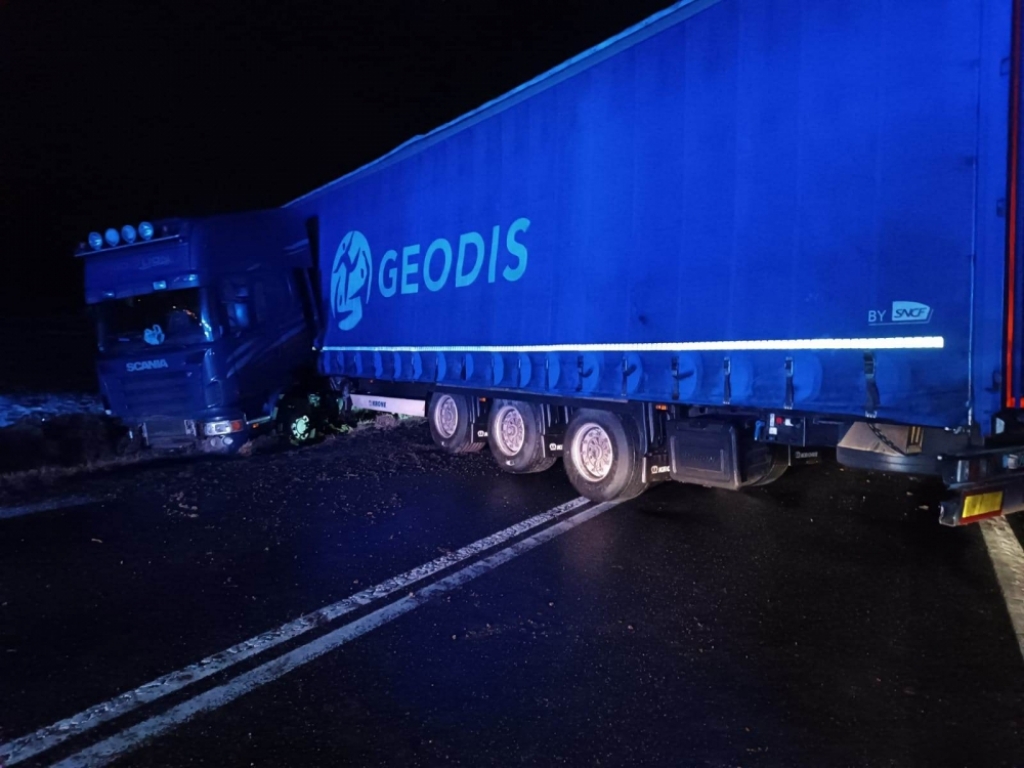 Droga krajowa nr 8 już przejezdna w Radzikowie - fot. OSP Łagiewniki