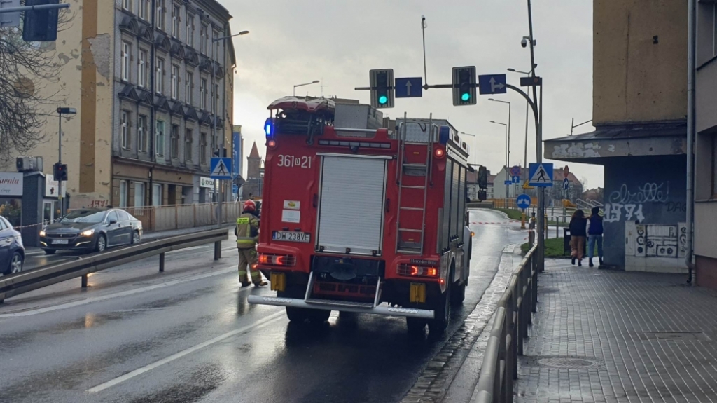 Legnica: Od krok od tragedii. Pękł słup z sygnalizacją świetlną - fot. AT