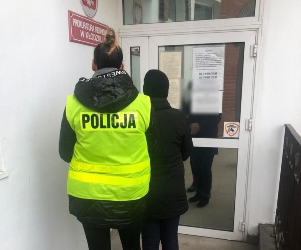 Policjanci zatrzymali kobietę, która napadła na 92-latkę - fot. Policja