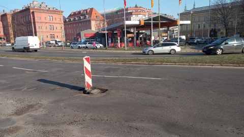 Drogi w Legnicy dziurawe jak ser szwajcarski [FOTO] - 1