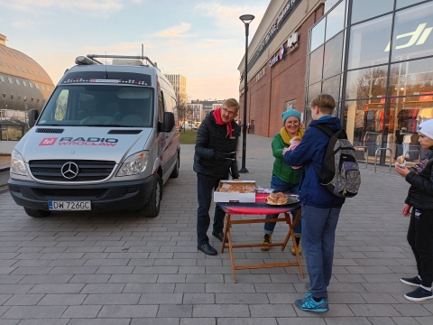 Tysiące pączków na tłusty czwartek z Radiem Wrocław [FOTO] - 34