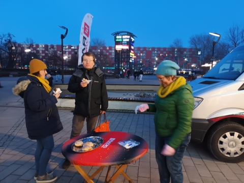 Tysiące pączków na tłusty czwartek z Radiem Wrocław [FOTO] - 35