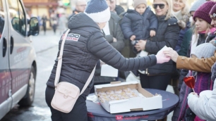 Rozdaliśmy tysiące pączk&oacute;w na tłusty czwartek