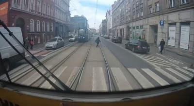 Motorniczy zatrzymał tramwaj i pomógł zagubionej staruszce [FILM]