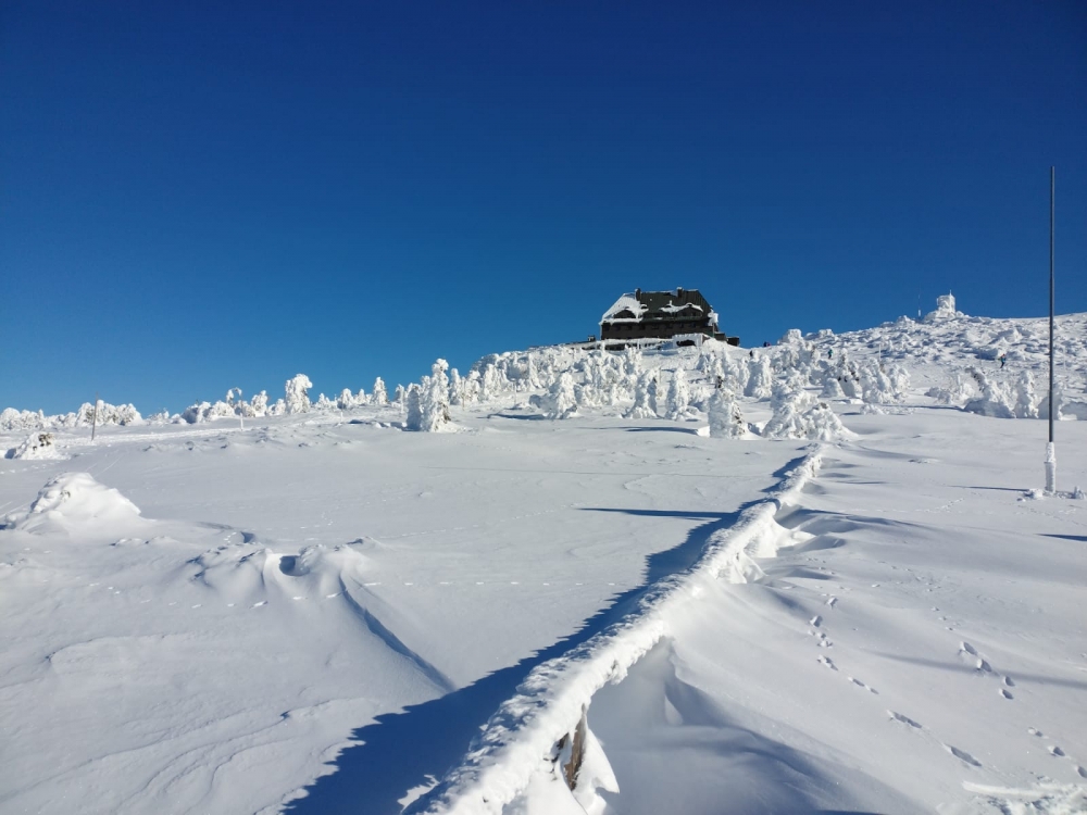W Karkonoszach 11 stopni mrozu; na szlakach miejscami lód i zaspy - fot. RW