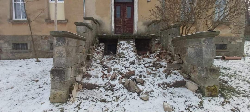 Przyjechali traktorem i w biały dzień ukradli schody. Sąsiedzi myśleli, że to robotnicy - fot. Facebook Paweł Kisowski 