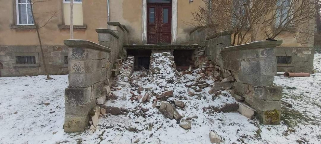 Przyjechali traktorem i w biały dzień ukradli schody. Sąsiedzi myśleli, że to robotnicy - fot. Facebook Paweł Kisowski