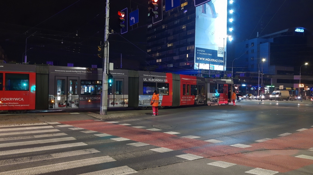 Wrocław: Na placu Legionów wykoleił się tramwaj - fot: Maciej Radoszko 