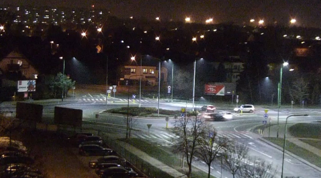 Na rondzie prosto. Kierowca BMW w Legnicy wjechał w tył forda [FILM] - fot: KMP w Legnicy 
