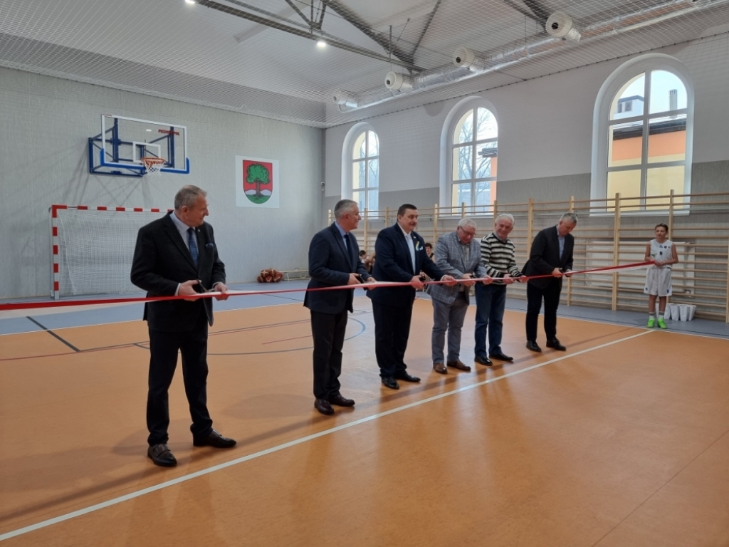 Szkoła na Sobięcinie z nowoczesną salą gimnastyczną. "Wcześniej odpadały klepki" - fot. Bartosz Szarafin