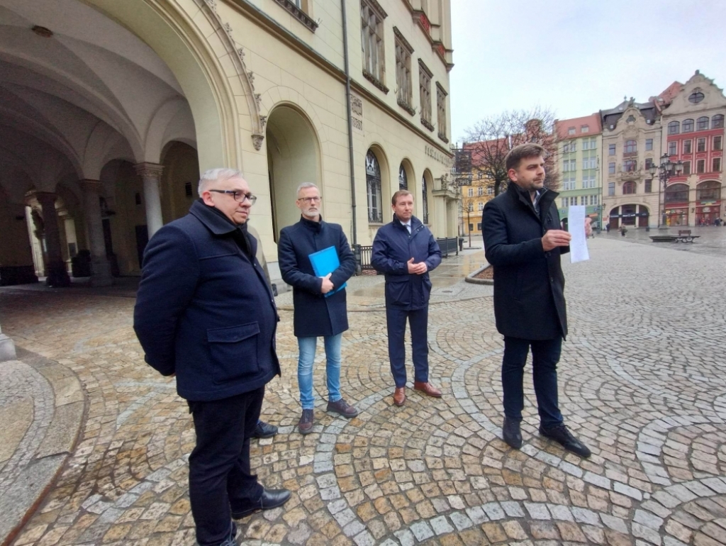 Wrocławscy radni PiS chcą, by miasto samo gospodarowało odpadami - fot. Jakub Ciołko