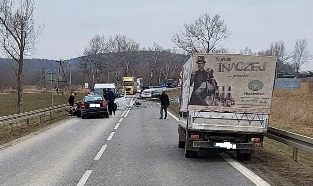 Zablokowana DK8 w Bardzie. Czołowe zderzenie dwóch aut - fot. Użyczone