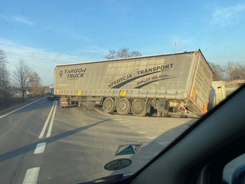 Ciężarówka wpadła do rowu na obwodnicy Strzegomia [FOTO] - fot. Martyna Czerwińska