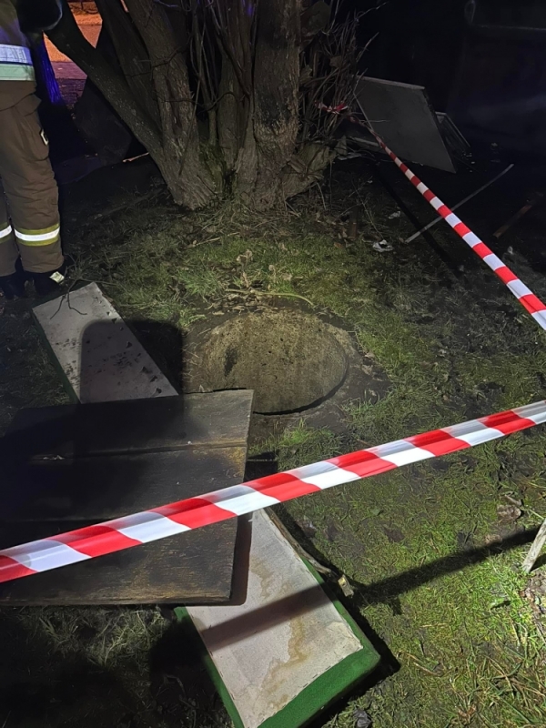 Nowa Ruda: Mieszkanka wpadła do niezabezpieczonej studzienki - fot. OSP KSRG Nowa Ruda - Słupiec