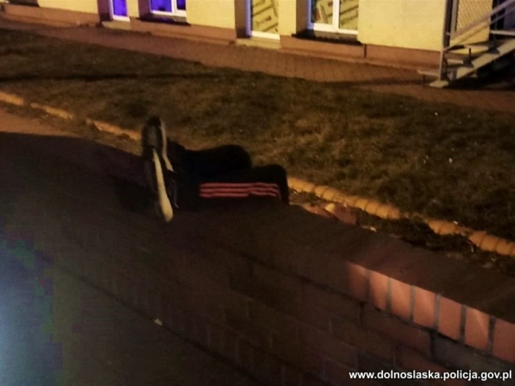 Średzcy policjanci uratowali mężczyznę przed wychłodzeniem - fot. Policja
