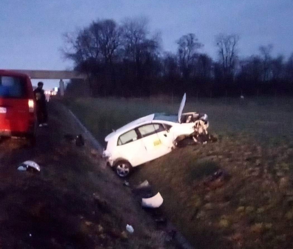 Wypadek na autostradzie A4. Dachował samochód osobowy - fot. OSP KSRG Gniechowice