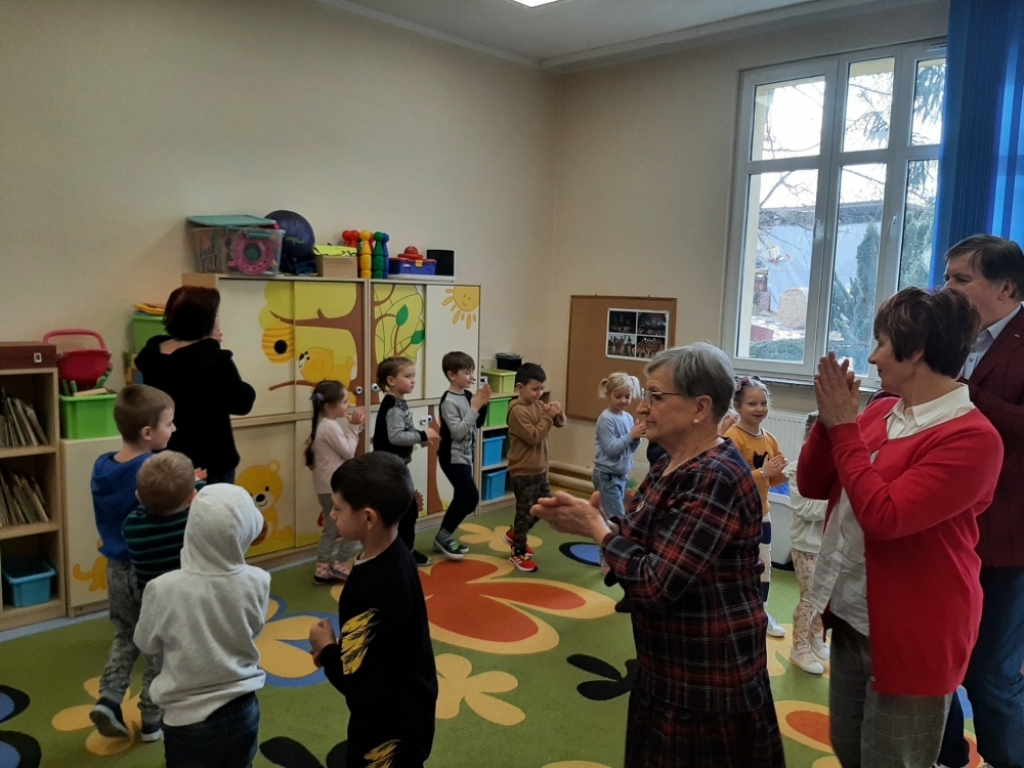 Wspólne zajęcia dzieci i seniorów. "Korzystają obie strony" - fot. Urząd Gminy Świdnica