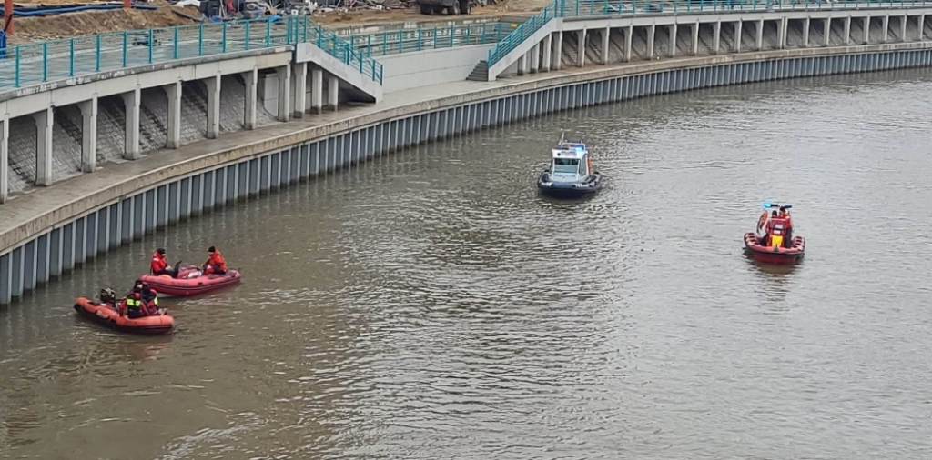 Wrocław: Akcja na Odrze. Kolejny dzień poszukiwań - Fot: Słuchacz