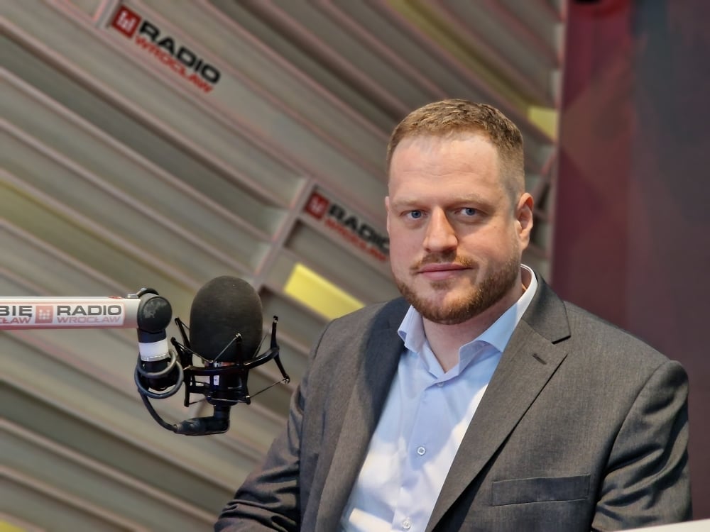 Janusz Cieszyński: Już ponad 1,5 miliona uchodźców otrzymało PESEL - fot. RW