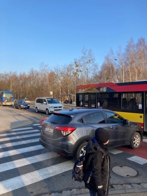 "Trzeba wymusić, żeby w ogóle przejechać". Walczą o sygnalizację koło szkoły - 1