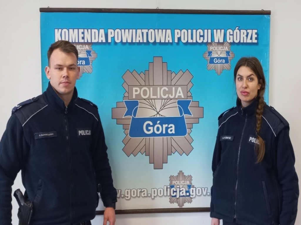W dresie i dwóch różnych butach. Mały chłopiec sam na ulicy - Fot: dolnośląska policja