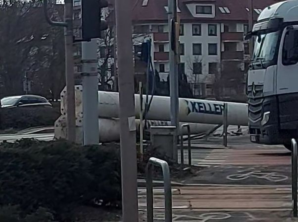 Ogromne rury wypadły na chodnik we Wrocławiu - fot. KG