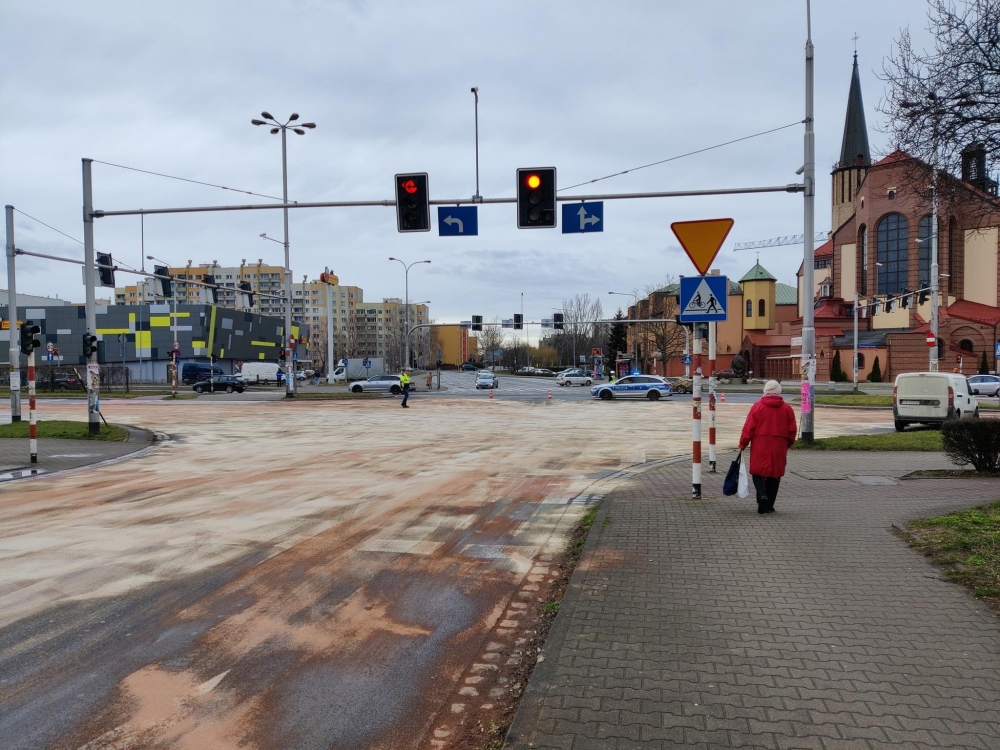 Wyciek substancji ropopochodnej i... ślizgawka dla aut - Fot: Piotr Mazij