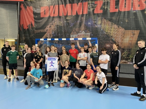Zamiast siedzenia w ławkach na lekcji - mecz piłki ręcznej  - 2