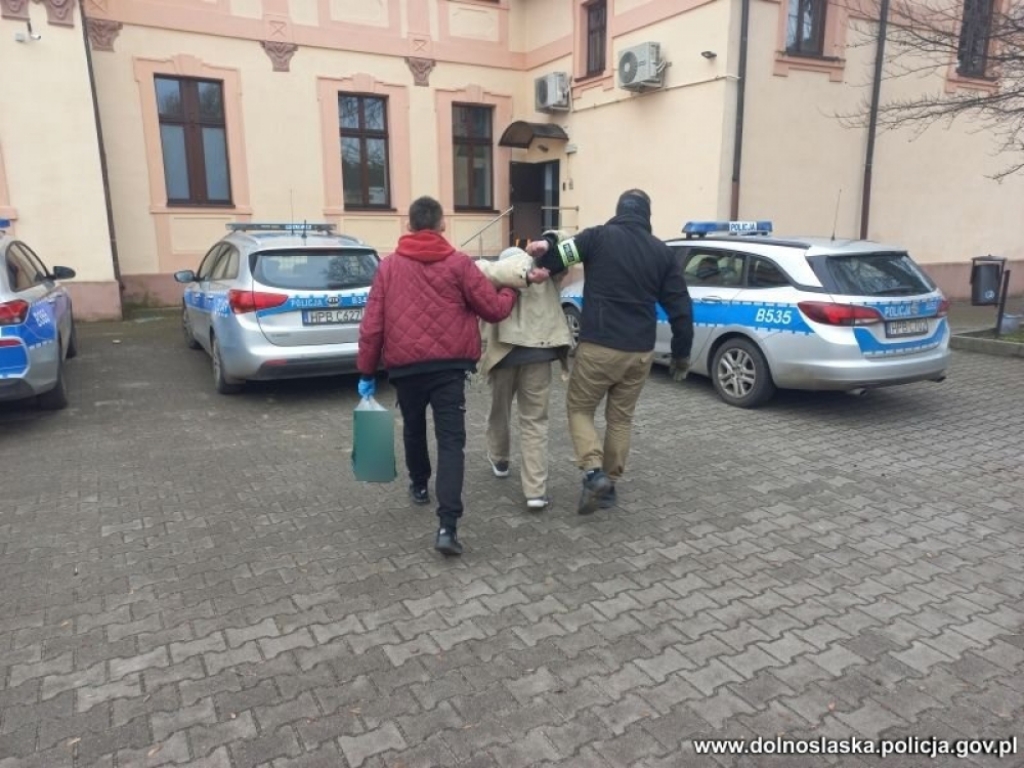 60-latek odpowie za kradzież radiostacji z karetki i próbę włamania do szpitala - fot. Policja