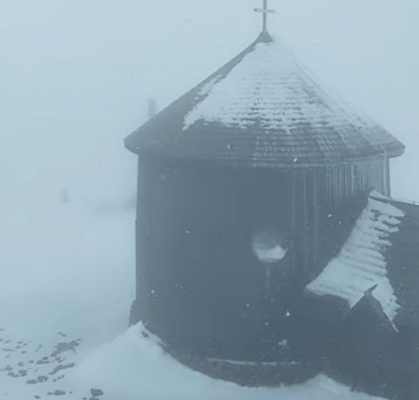 IMGW: Pierwszy wiosenny śnieg na Śnieżce - fot. IMGW