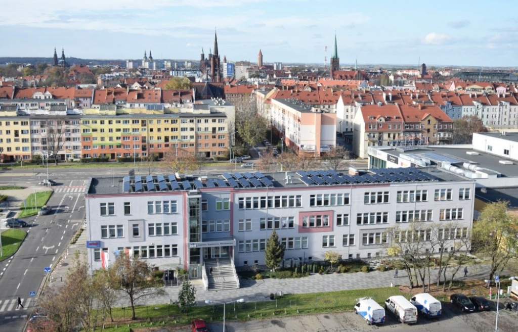 Napięta atmosfera przed lokalami do głosowania - fot. Legnicka Spółdzielnia Mieszkaniowa