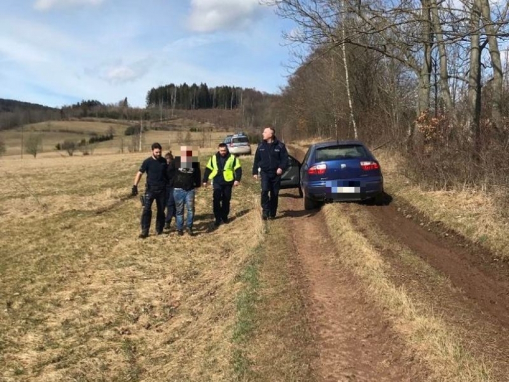 Sceny jak z filmu sensacyjnego. Pirat drogowy zatrzymany w Kamiennej Górze - Fot: dolnośląska policja