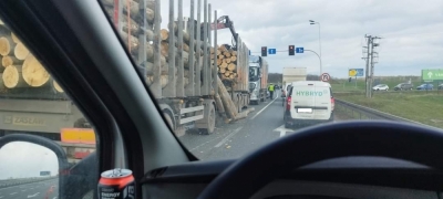Łącznik Długołęka: Drewno wysypało się z ciężarówki
