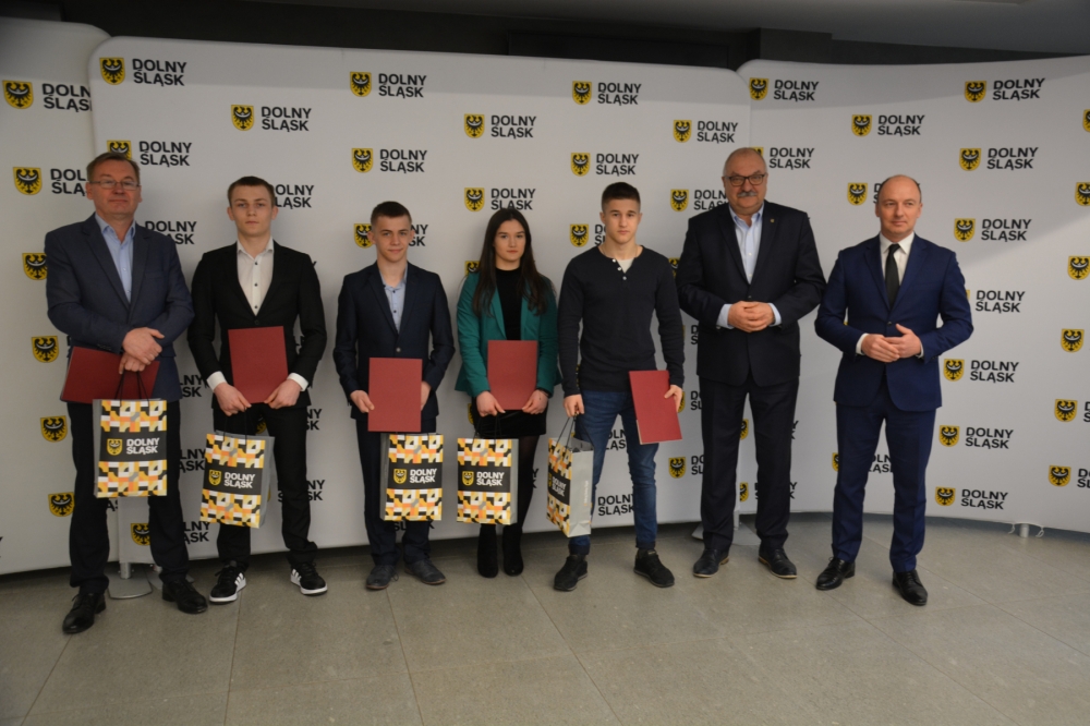 Młodzi atleci otrzymali Stypendia Sportowe Województwa Dolnośląskiego - fot. UMWD mat. prasowe