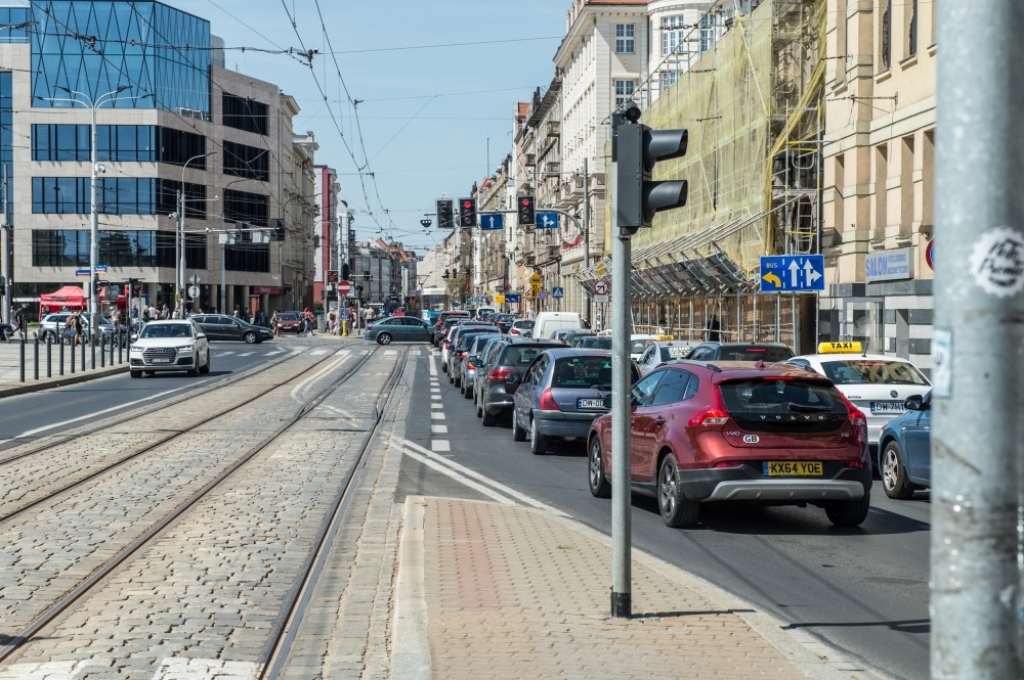 Koniec ze starymi autami w centrum Wrocławia? Ruszają konsultacje społeczne - fot. RW