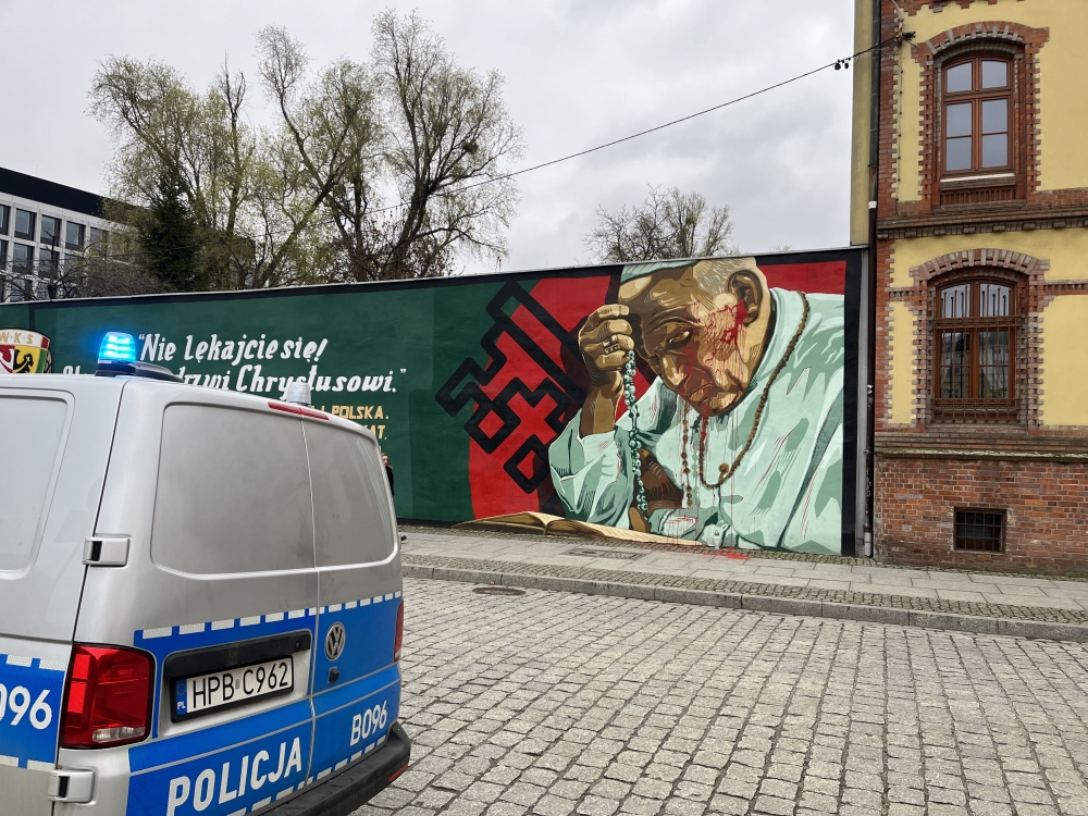 Wrocławski mural przedstawiający Jana Pawła II zdewastowany - fot. Joanna Jaros