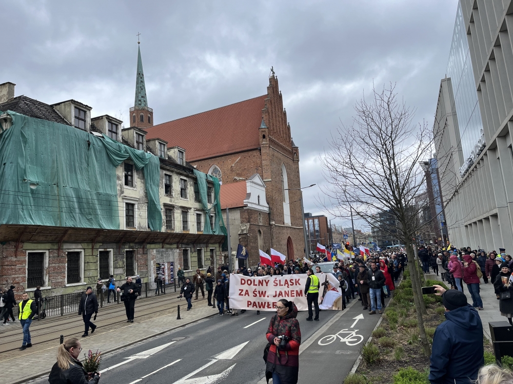 Marsz w obronie Jana Pawła II przeszedł ulicami Wrocławia  - fot. Joanna Jaros