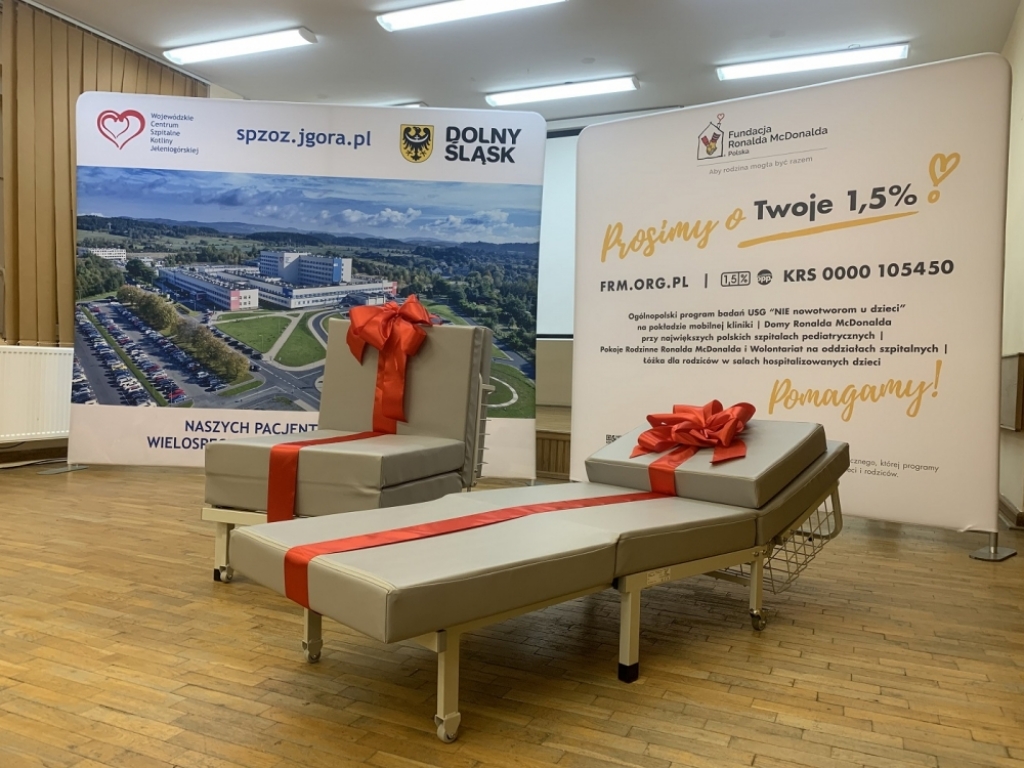 Dar fundacji dla rodziców. Nowe łóżka w jeleniogórskim szpitalu - fot. Jakub Thauer