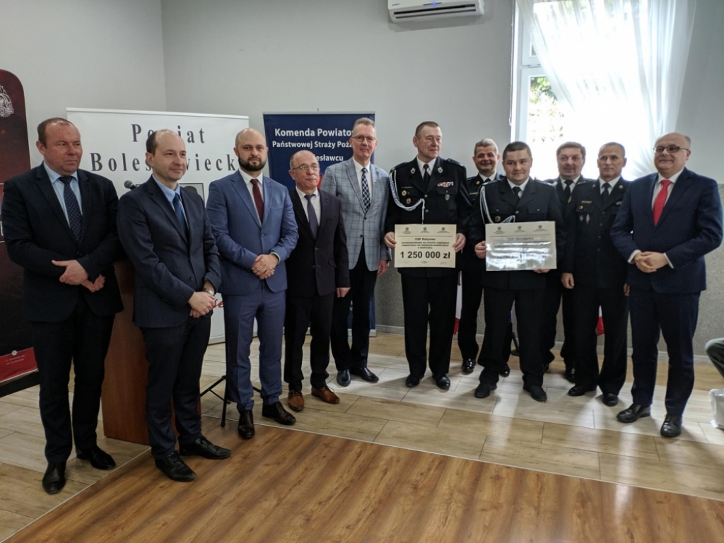 Kolejne promesy wręczone strażakom OSP - Fot: Piotr Słowiński
