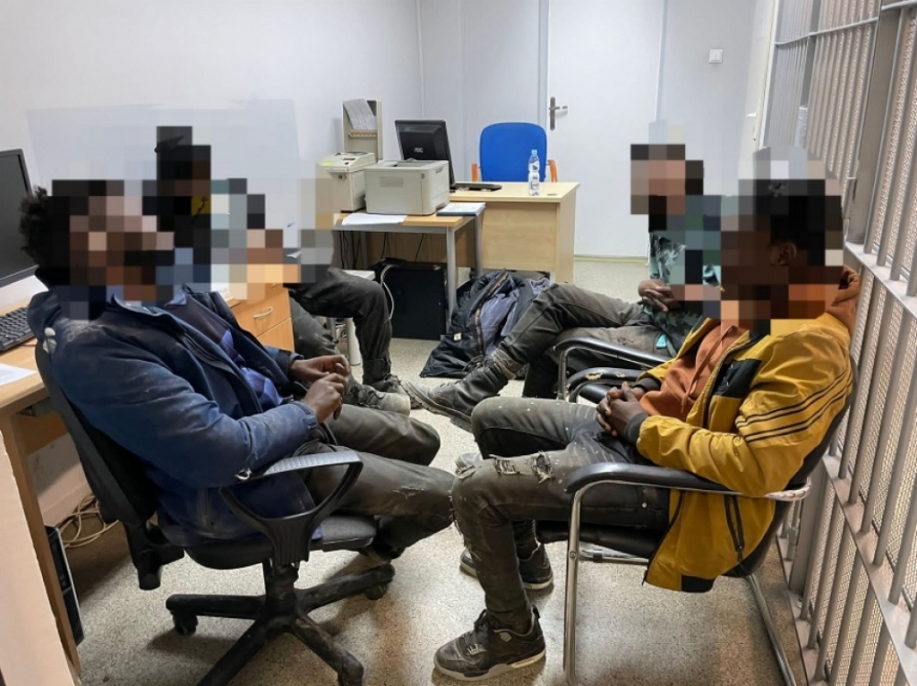 Jaworscy policjanci zatrzymali pięciu nielegalnych imigrantów - fot. Policja