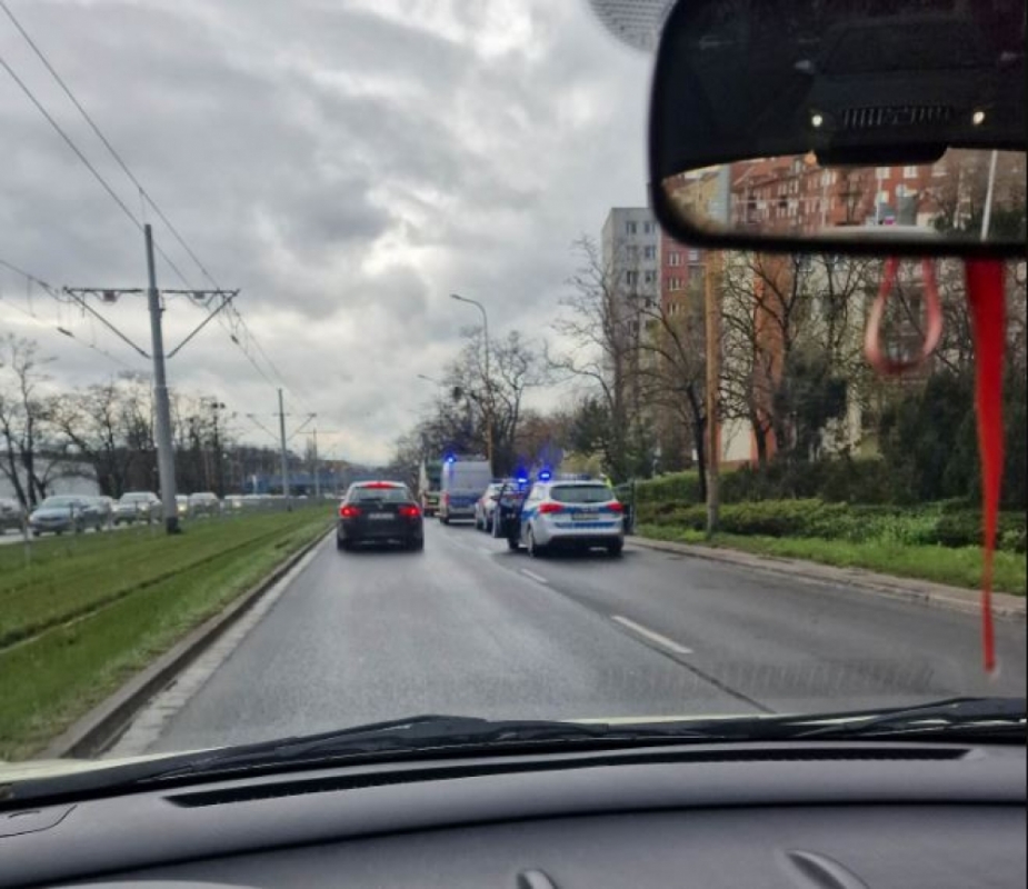 Spore utrudnienia na al. Hallera we Wrocławiu - fot. Gregor Niegowski