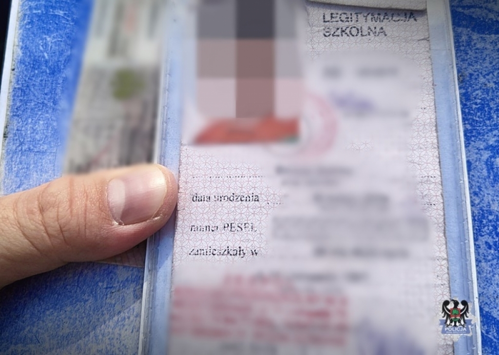 Kiedy policjant poprosił o dokumenty, kierowca wyciągnął... szkolną legitymację - Fot: dolnośląska policja