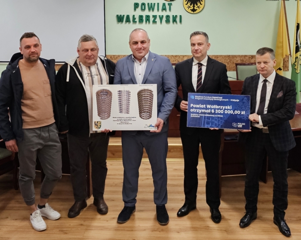 Powiat wałbrzyski podpisał umowę z wykonawcą nowej wieży na Dzikowcu - fot. Bartosz Szarafin