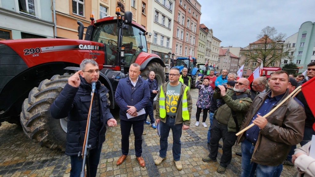 Rolnicy powiatu kłodzkiego i ząbkowickiego manifestowali w kłodzkim rynku - fot. Jarosław Wrona