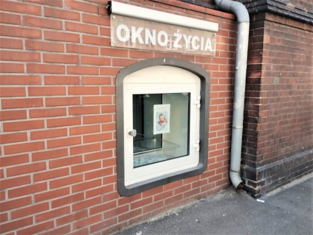 Kilkumiesięczny chłopczyk w Oknie Życia - fot. RW